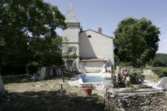 Le jardin de la maison l'Arnaude côté piscine