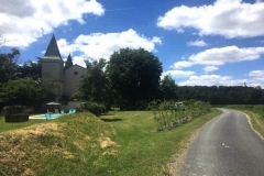 La maison l'Arnaude vue de la route